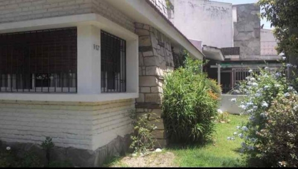 Casa en Pque. Vélez Sársfield (Zona H. Privado). Amplia, Luminosa y Confortable.