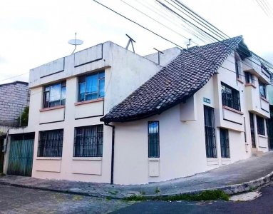 Casa Grande Esquinera en El Sector La Magdalena - Quito.