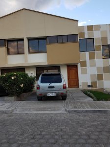 Linda Casa Dentro de Conjunto, Antes de Llegar a Pomasqui