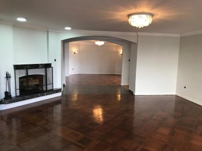 Amplio y Fino Departamento Frente Al Cc El Bosque.