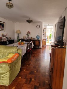 Casa de 3 Pisos y Azotea en Buen Estado.