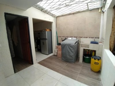 Se vende casa con apartaestudio en Cali