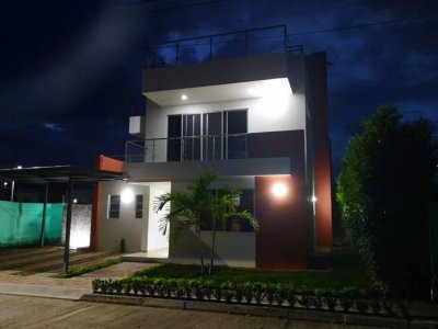 Vendo casa con piscina para estrenar en condominio