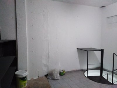 DUEÑO DIRECTO ALQUILA LOCAL EN GALERIA A 1 CUADRA DE PLAZA FLORES