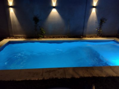 OPORTUNIDAD!!!! PRECIO SUPER ESPECIAL. PROPIEDAD EN UBICACIÓN ESTRATÉGICA DE CITY BELL. RECICLADA. IMPECABLE Y CONFORTABLE. PISCINA NUEVA!