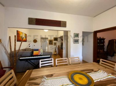 OPORTUNIDAD!!!! PRECIO SUPER ESPECIAL. PROPIEDAD EN UBICACIÓN ESTRATÉGICA DE CITY BELL. RECICLADA. IMPECABLE Y CONFORTABLE. PISCINA NUEVA!