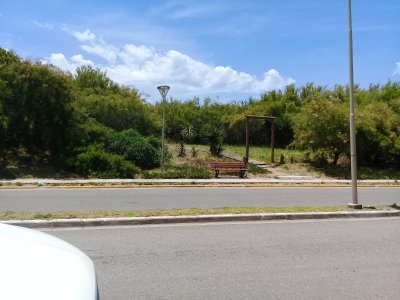 Monoambiente con balcón. En La Lucila Del Mar. Edificio Frente Al Mar. Equipado para 3 personas.