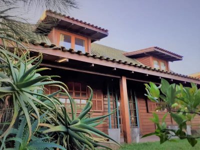 DUEÑO VENDE CASA FRENTE AL MAR 3Dorm! 700mts- 290mts construidos