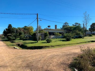 Casa En Esquina En San Luis 2 Dorm 2 Baños - 2 Cuadras Playa