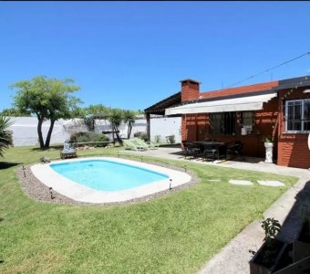DUEÑO VENDE CASA 3 DORMITORIOS CON PISCINA, JARDIN Y BARBACOA
