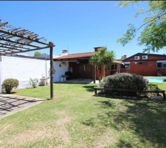 DUEÑO VENDE CASA 3 DORMITORIOS CON PISCINA, JARDIN Y BARBACOA
