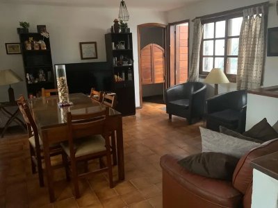 VENTA AMPLIA CASA POCITOS NUEVO