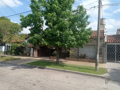 Chalet Castelar 2 Dormitorios  Baño Cochera Jardin Parrilla