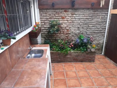 Dueño vende!!! Apartamento Tipo Casa Con Parrillero. Toda Reciclada.