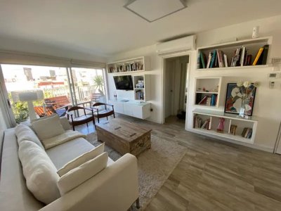 Venta Penthouse Único Pocitos. Al Norte. 1 Dorm. A Nuevo. Parrillero