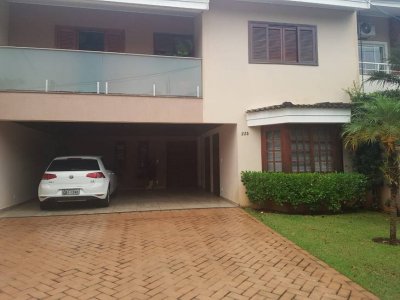 Casa de Condomínio com 3 Quartos e 5 banheiros à Venda, 260 m²