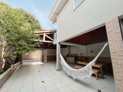 Sobrado com 4 Quartos e 3 banheiros à Venda, 216 m²