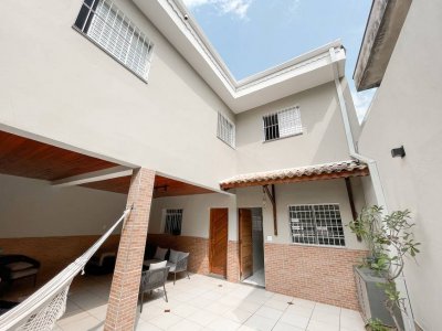 Sobrado com 4 Quartos e 3 banheiros à Venda, 216 m²