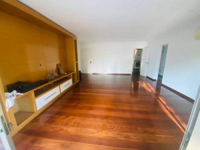 Apartamento com 4 Quartos e 5 banheiros à Venda, 180 m²