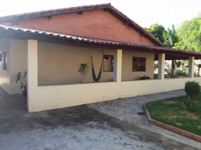 Casa com 3 Quartos e 3 banheiros à Venda, 240 m²