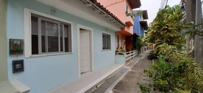 Casa de Condomínio com 2 Quartos e 3 banheiros à Venda, 90 m²