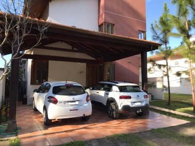 Casa de Condomínio com 4 Quartos e 4 banheiros à Venda, 260 m²