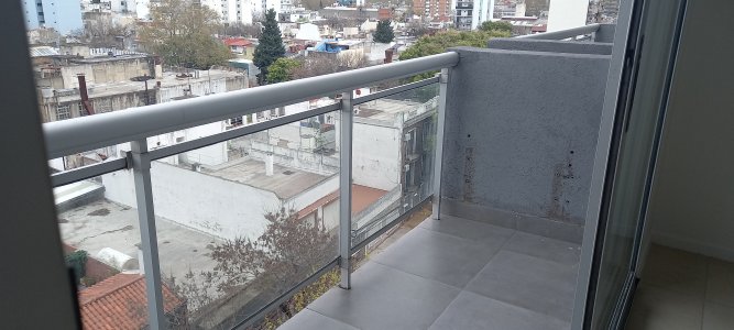 Monoambiente divido a estrenar, excelente ubicación. Todo luz!