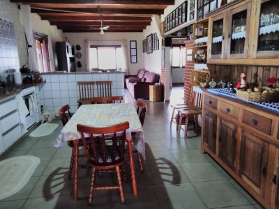 Fazenda/Sítio com 2 Quartos e 3 banheiros à Venda, 248 m²