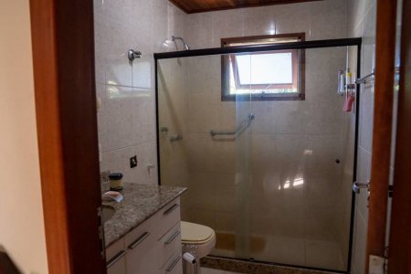 Casa de Condomínio com 4 Quartos e 5 banheiros à Venda, 245 m²