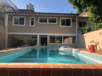 Casa com 5 Quartos e 6 banheiros à Venda, 270 m²