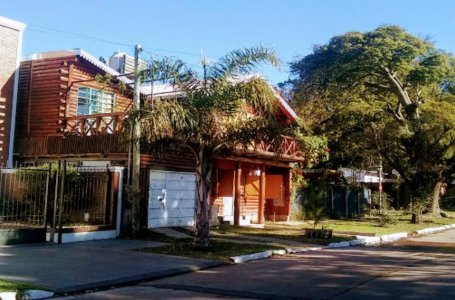 Soñada Casa de Troncos Frente Al Río Paraná