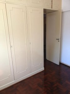 Esquina. Todos Los Ambientes a La Calle Muy Luminoso.