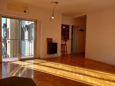 Alquiler, Departamento de Tres Ambientes Luminoso con Balcón