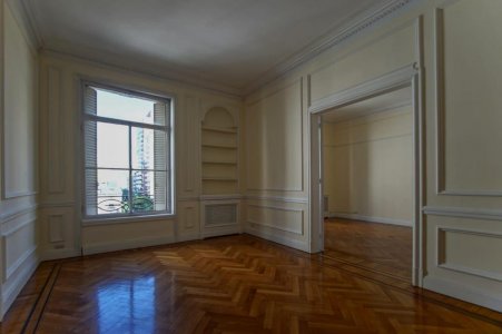 Señorial Edificio Francés de Categoría, Declarado Patrimonio Arquitectónico