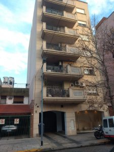 Excelente monoambiente con patio. 55m2 totales. Dueño directo.