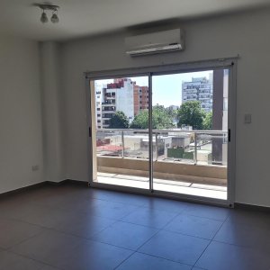 Monoambiente Muy Luminoso, Contra frente. Balcón con Parrilla Propia