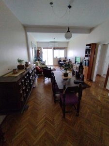 DUEÑO VENDE AMPLIO 3 AMBIENTES RECICLADO CON DEPENDENCIA, 2 baños y 1 toilette.