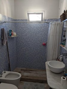 DUEÑO VENDE AMPLIO 3 AMBIENTES RECICLADO CON DEPENDENCIA, 2 baños y 1 toilette.